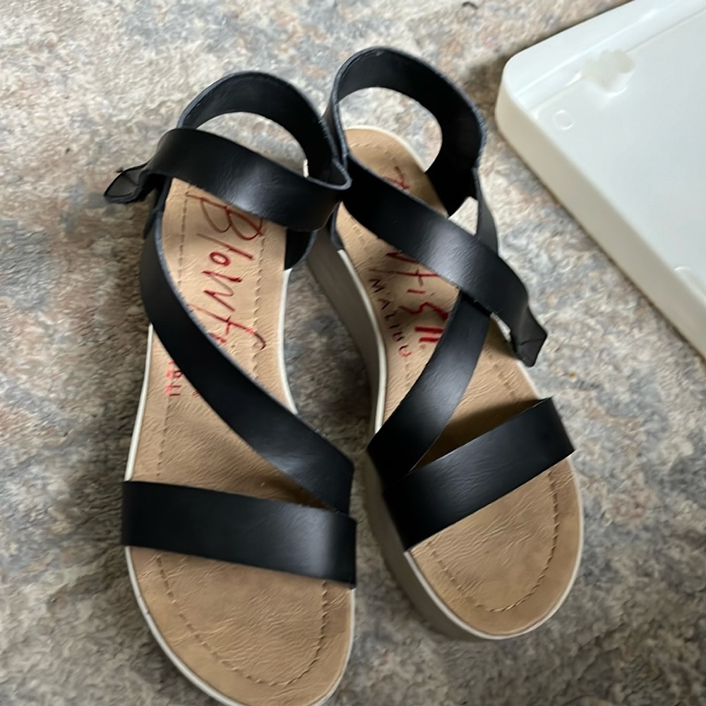 Black wedges